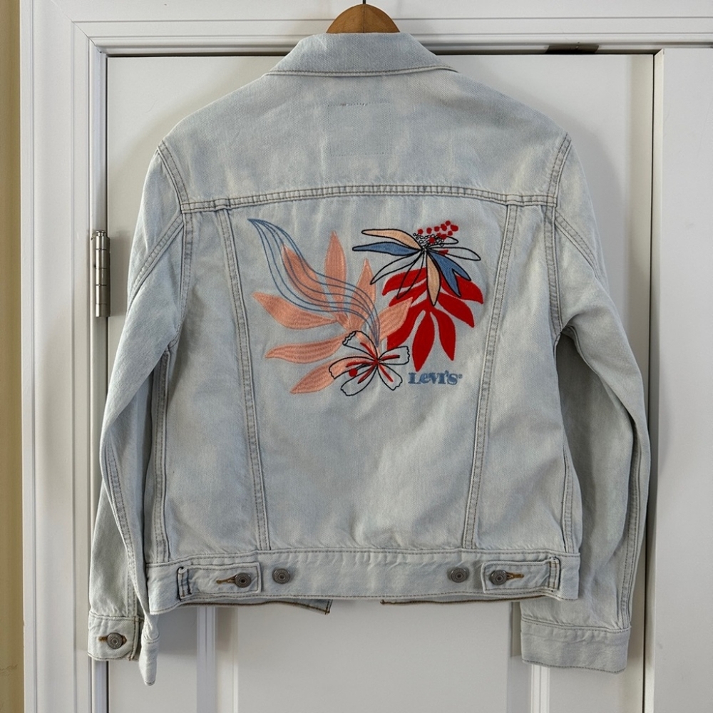 Levi's - Ex-Boyfriend Trucker Jacket Denim with Embroidered Floral Back | Small - Picture 12 of 16